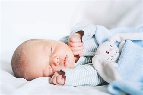 yeni doğan bebek sürekli uyur mu